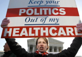 Hình: AP Bà Amy Brighton từ tiểu bang Ohio biểu tình trước Tòa án Tối cao Hoa Kỳ để phản đối đạo luật cải tổ y tế, ngày 27/3/2012 